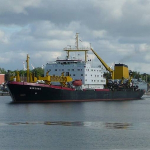 Das Bild zeigt eine Laderaumsaugbagger mit dem Namen "Nordsee" - Länge 131,8m; Breite 20,0m; Tiefgang 6,9m Laderaumvolumen 5.990 m³ Das Bild zeigt eine Laderaumsaugbagger mit dem Namen "Nordsee" - Länge 131,8m; Breite 20,0m; Tiefgang 6,9m Laderaumvolumen 5.990 m³
