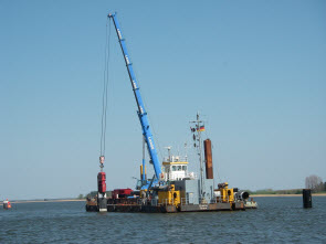 Foto: Positionierung eines Dalben Foto: Positionierung eines Dalben